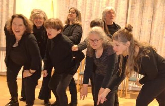 Spielgruppe der Begegnungsbühne Hannover in einer szenischen Improvisation